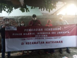 Rumah Milenial Indonesia DKI Bagikan Sembako ke Warga Matraman