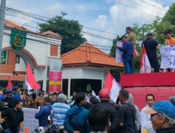 Warga Banjarkemantren Kepung Kejari Sidoarjo, Tuntut Penuntasan Kasus Pungli PTSL