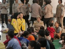 Trauma Healing: Upaya Polri dan Mahasiswa UI Bantu Korban Banjir Ciliwung