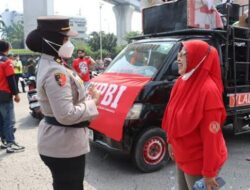 Massa Buruh Terhibur, Polwan Ajak Ngobrol dan Tertawa Sambil Bagikan Bantuan Makanan Saat May Day