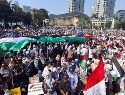 Ribuan Orang Tumpah Ruah di Patung Kuda, Gaungkan “Indonesia Lawan Genosida”