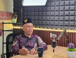 Refleksi 1 Tahun Prabowo–Gibran, Fernando Emas: Suarakan Kritik, Bukan Kerusuhan!