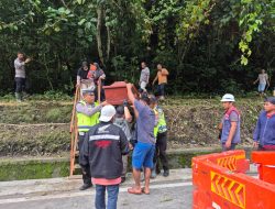 Polisi Padang Panjang Tunjukkan Empati Tertinggi, Buka Jalur Darurat Jenazah Korban Banjir Bandang