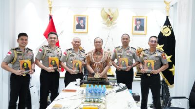 Wakapolri Serahkan Buku Strategi TPPA–PPO untuk Bekal Penugasan Atase Polri di Luar Negeri
