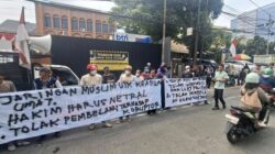 Massa Serukan “Tolak Praperadilan Febrie Adriansyah” di PN Jakarta Selatan